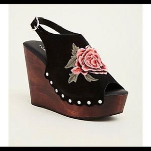 Torrid rose wedge